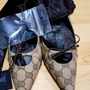 Gucci Pointed Toe Vintage Pump with Leathwr tie string attached